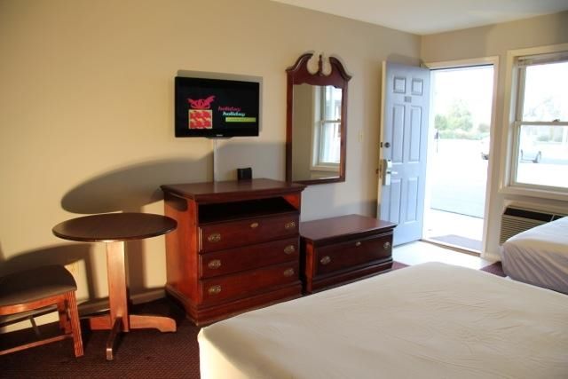 Travelers Suites Paducah Room photo